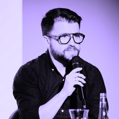 Od ponad 20 lat łączy świat technologii z rozwojem umiejętności fundamentalnych. Współtworzył firmy technologiczne (m.in. Inwedo, Coffideas), wspierając zespoły i liderów w budowaniu kultur opartych na zaufaniu, feedbacku i współpracy. Ma za sobą ponad 300 wystąpień – keynote’y i TEDx, warsztaty szkolenia czy panele dyskusyjne. Pomaga innym odnaleźć autentyczność oraz pewność siebie na scenie i w biznesie. Wierzy, że technologia jest dźwignią, ale to człowiek jest fundamentem.