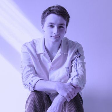 Absolwent Wydziału Wokalno-Estradowego i Wydziału Jazzu w Państwowym Zespole Szkół Muzycznych im. Fryderyka Chopina w Warszawie. Zdobywca ponad 300 nagród na festiwalach. Uczestnik licznych projektów muzycznych oraz koncertów w Teatrze Wielkim. Wokalista Studia Piosenki Teatru Polskiego Radia. Prowadził autorską audycję „Słowem, piosenka” w Polskim Radiu RDC. Autor EP-ki „Nareszcie na swoim”.